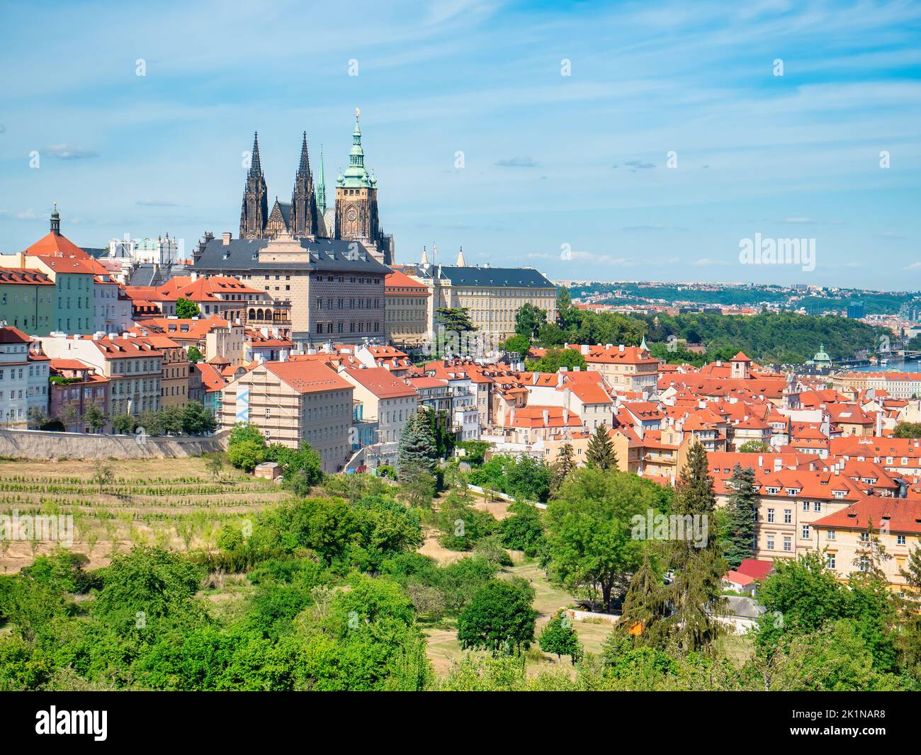 Prag, Tschechische Republik - Juni 2022: Wunderschöne Aussicht auf die St. Veits Kathedrale in der Prager Burg. Nahaufnahme Detail. Stockfoto