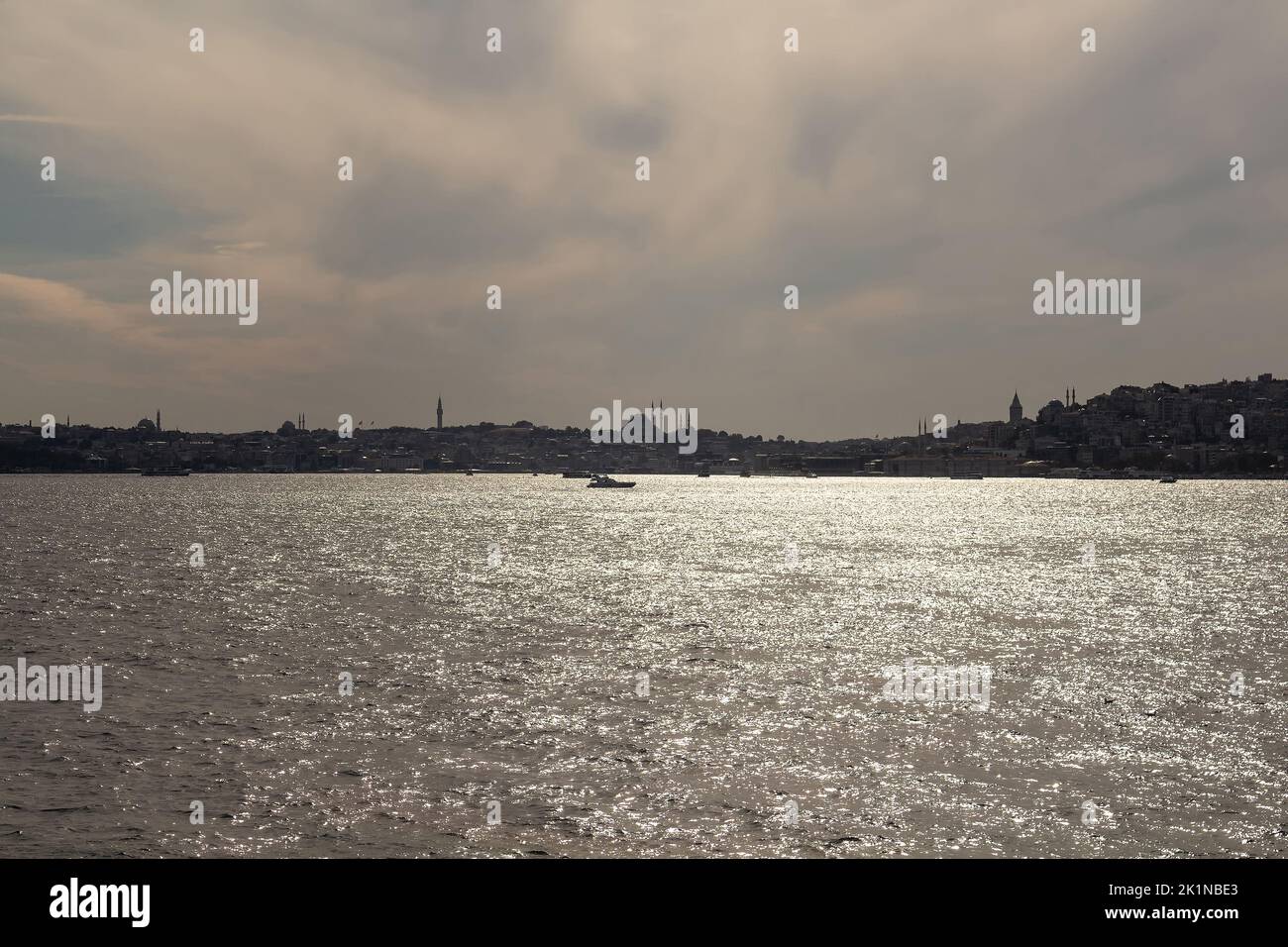 Blick auf die Boote auf dem Bosporus und der europäischen Seite Istanbuls. Es ist ein sonniger Sommertag. Wunderschöne Szene. Stockfoto