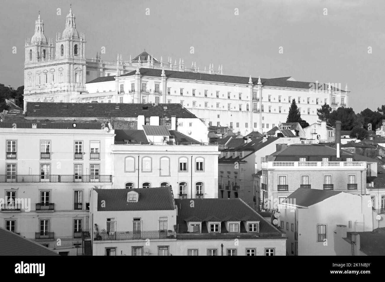 Monochrom-Bild von Alfama mit Kloster Sao Vicente de Fora, Lissabon, Portugal Stockfoto