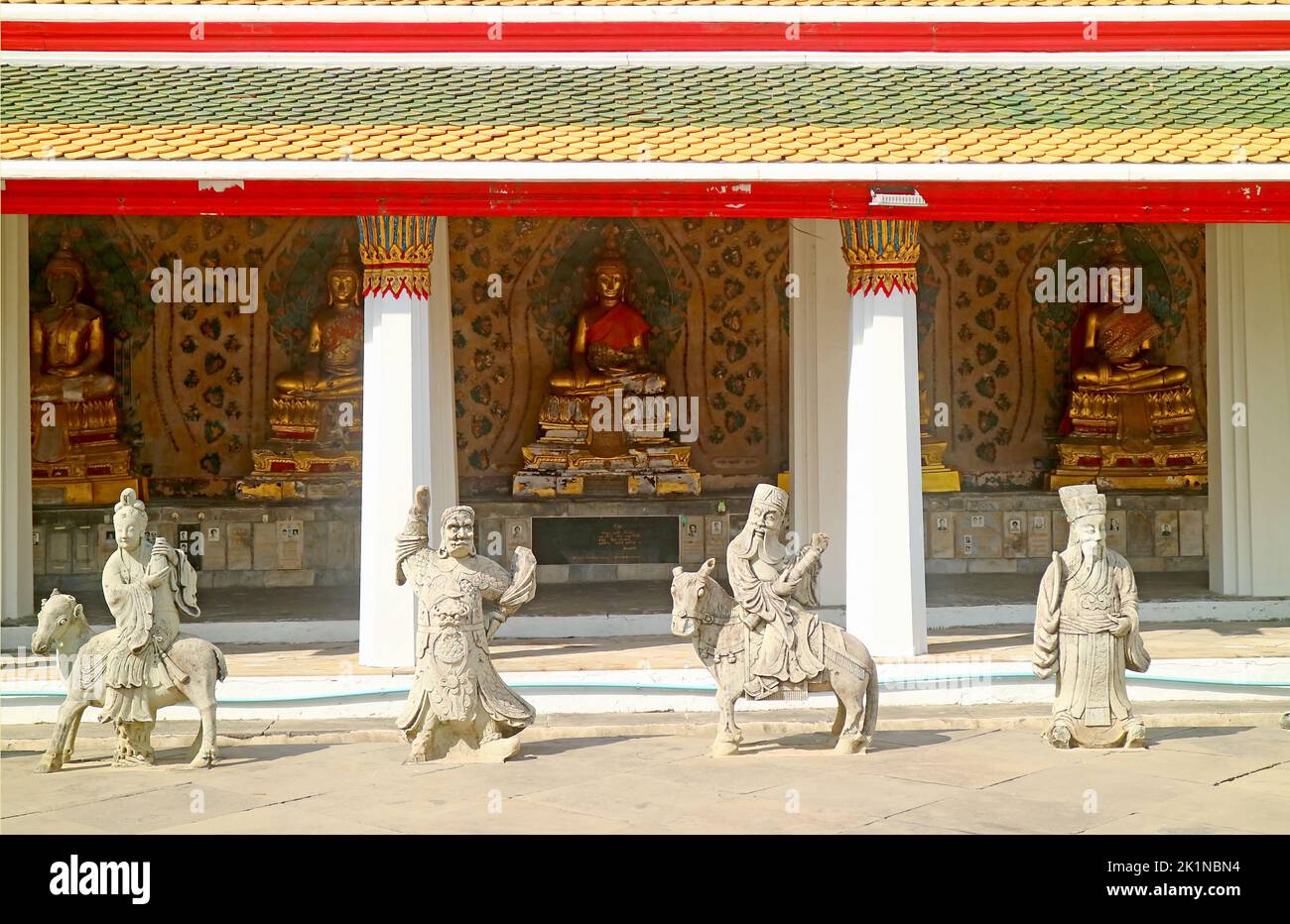 Kloster namens Phra Rabiang des Wat Arun Tempels mit einer Gruppe vergoldeter Buddha-Bilder und chinesischer Hüterskulpturen, Bangkok, Thailand Stockfoto