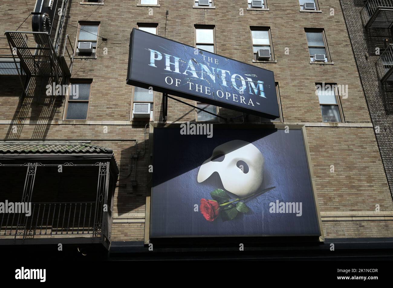 Blick auf das „Phantom der Oper“ marquis, vor dem Majestic Theater am Times Square, New York, NY, 19. September 2022. Aufgrund eines Rückgangs der Besucherzahlen seit der Pandemie und der hohen Produktionskosten wird die am längsten laufende Show in der Geschichte des Broadway am 18. Februar 2023 zu Ende gehen. (Foto von Anthony Behar/Sipa USA) Stockfoto