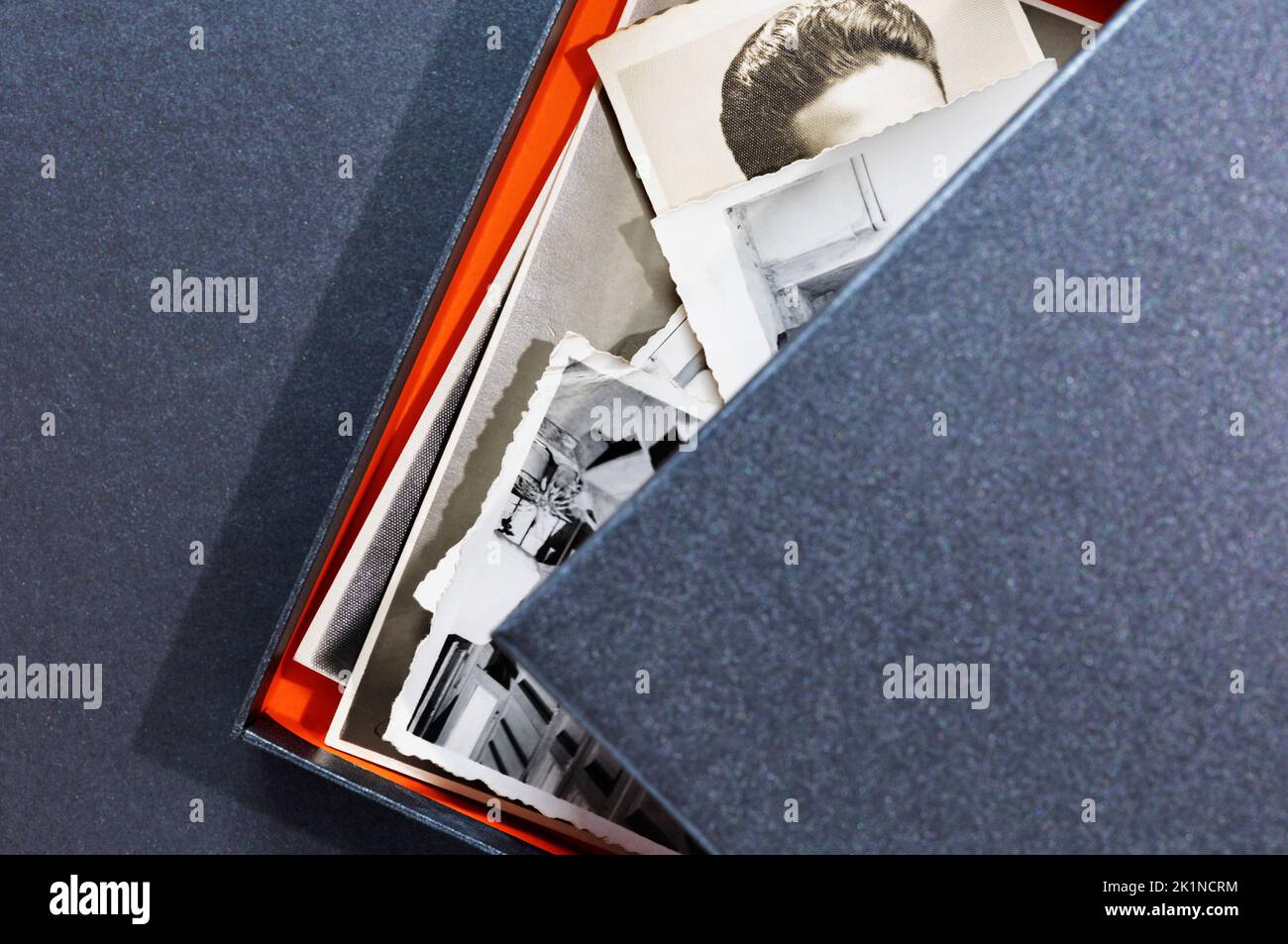 Graue Box mit alten schwarz-weißen Fotos, Deckel auf Box, Freizeit und romantische Zeit Stockfoto