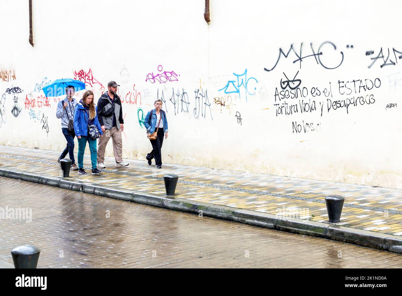 Bogota Kolumbien,La Candelaria Centro Historico zentrale historische Altstadt Carrera 4 Calle 11,Walking Holding mit Regenschirm Mann Männer männlich Stockfoto