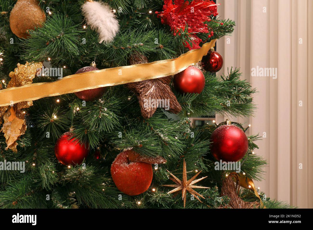 Detail von Weihnachtsbaum mit festlich funkelnden glänzenden Ornamenten Stockfoto