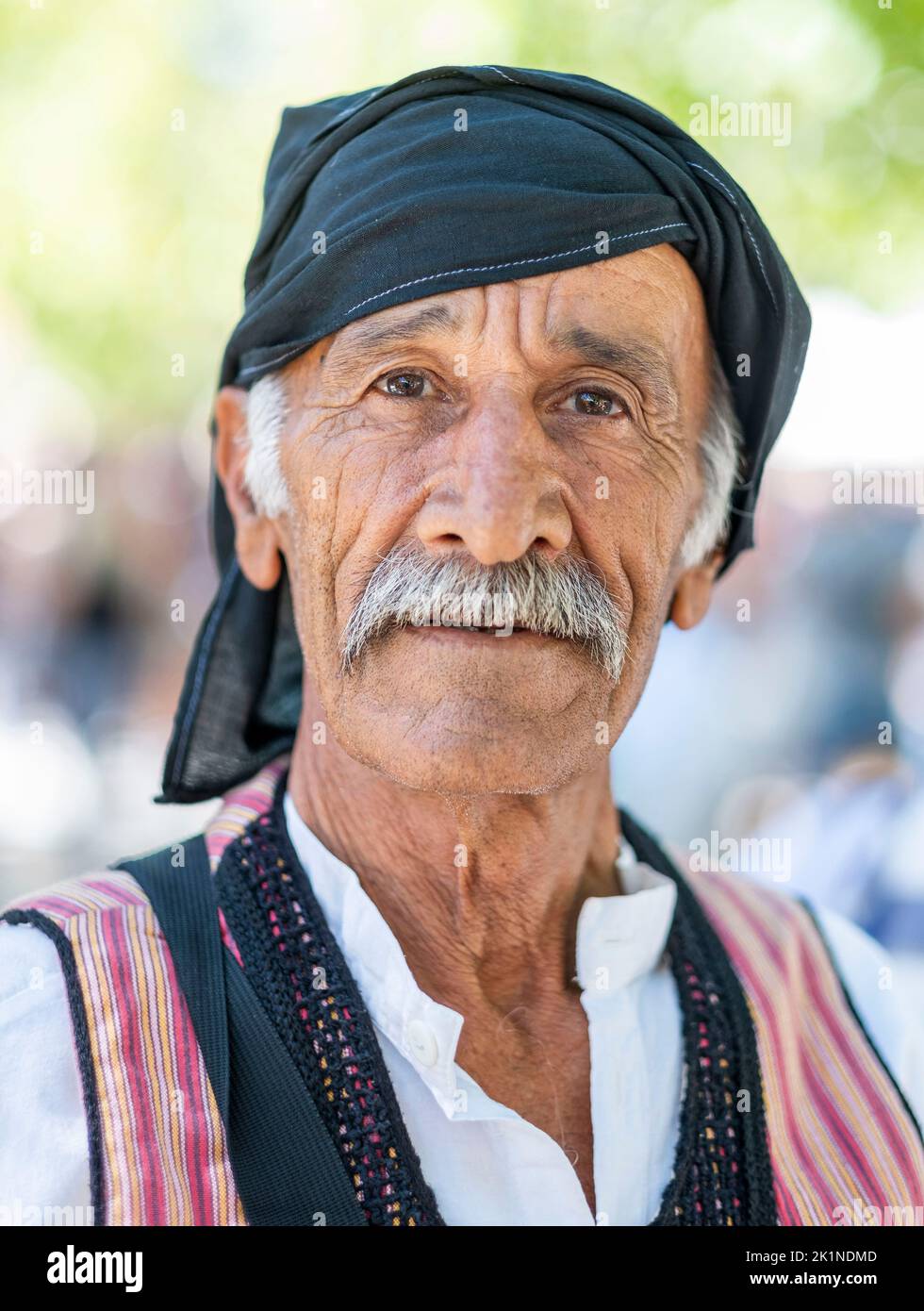 Porträt eines zyprischen Mannes in traditioneller Kleidung beim Statos-Agios Fotios Rural Festival, Region Paphos, Zypern. Stockfoto