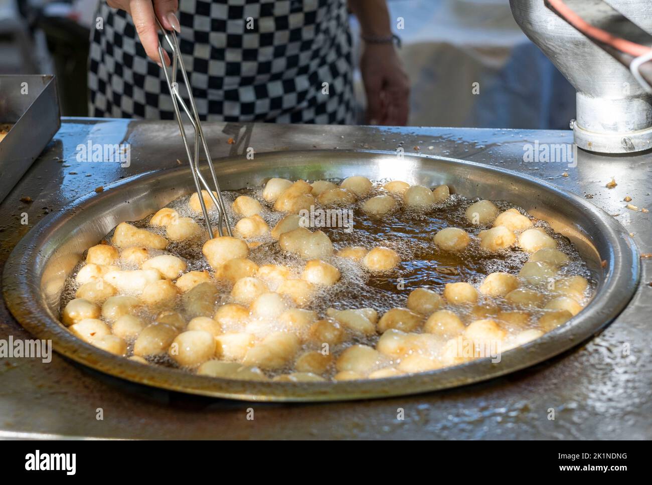 Loukoumades (zyprische Donuts) wird beim Statos-Agios Fotios Rural Festival in der Region Paphos, Zypern, hergestellt Stockfoto