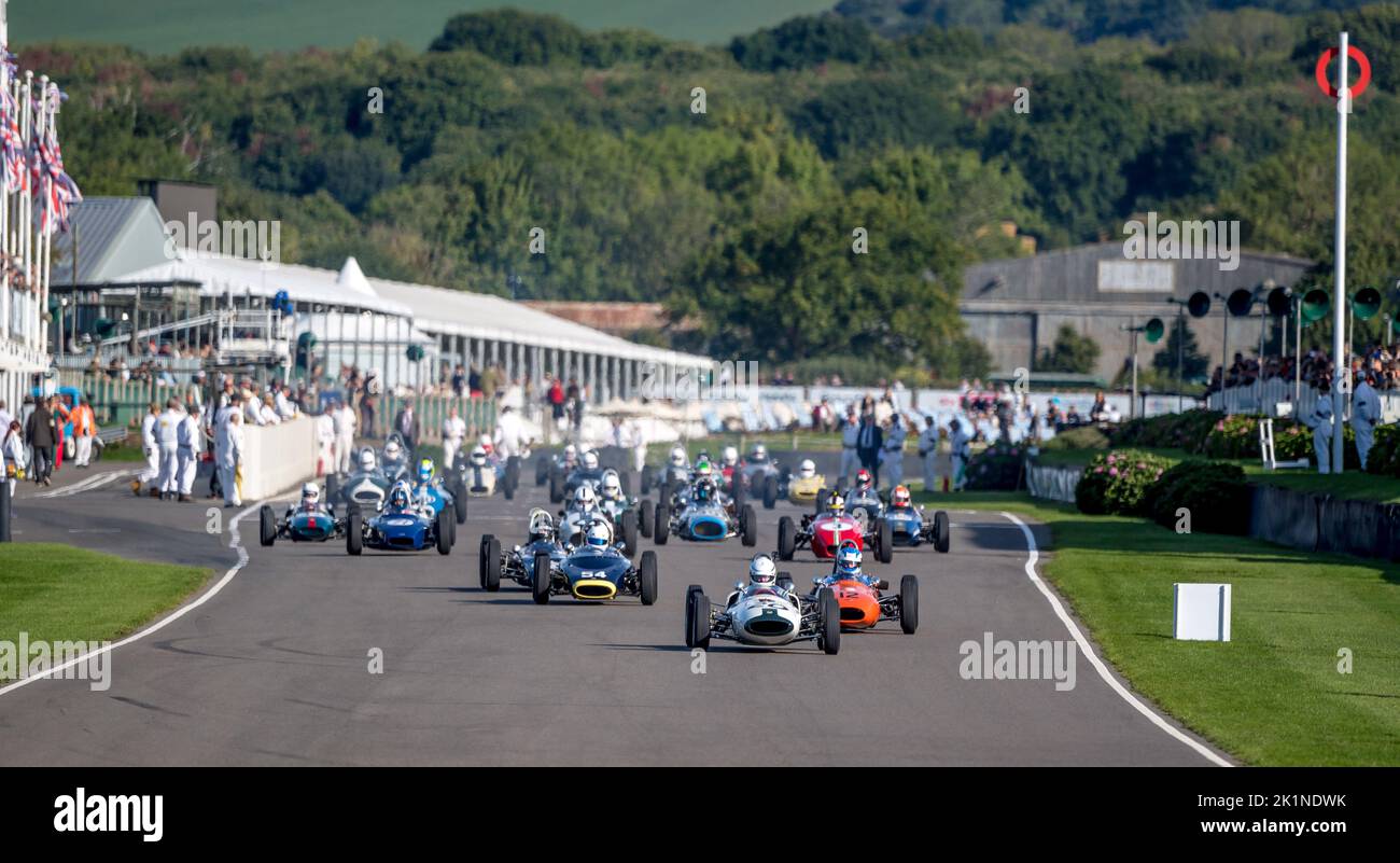 Goodwood, Großbritannien. 19. September 2022. Die Aufwärmrunde zum Chichester Cup Goodwood Revival Festival am Sonntag auf dem Goodwood Circuit, Goodwood, Großbritannien, am 18. September 2022. Foto von Phil Hutchinson. Nur zur redaktionellen Verwendung, Lizenz für kommerzielle Nutzung erforderlich. Keine Verwendung bei Wetten, Spielen oder Veröffentlichungen einzelner Clubs/Vereine/Spieler. Kredit: UK Sports Pics Ltd/Alamy Live Nachrichten Stockfoto