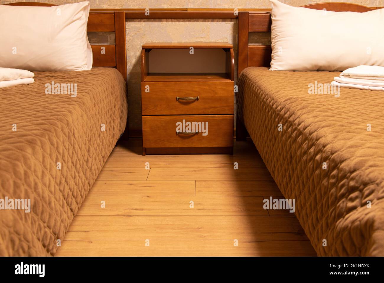 Zwei Einzelbetten und ein Nachttisch mit Schubladen im Schlafzimmer, Schlafzimmer, Wohnung und Innenraum, Nachttisch Stockfoto
