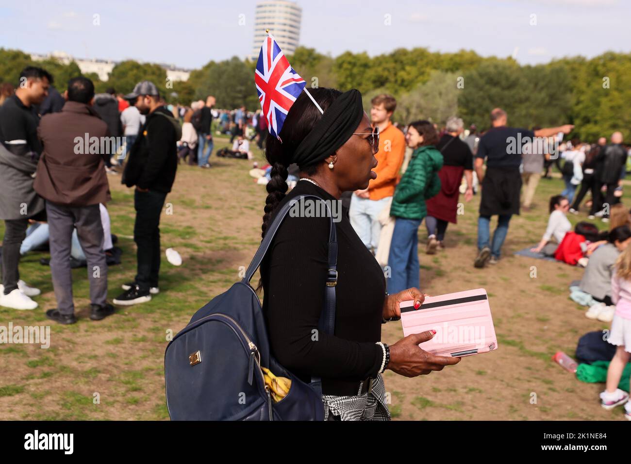 Tausende von Mitgliedern der Öffentlichkeit sehen das Staatsbegräbnis von Königin Elizabeth II. Auf großen Leinwänden im Londoner Hyde Park. Stockfoto