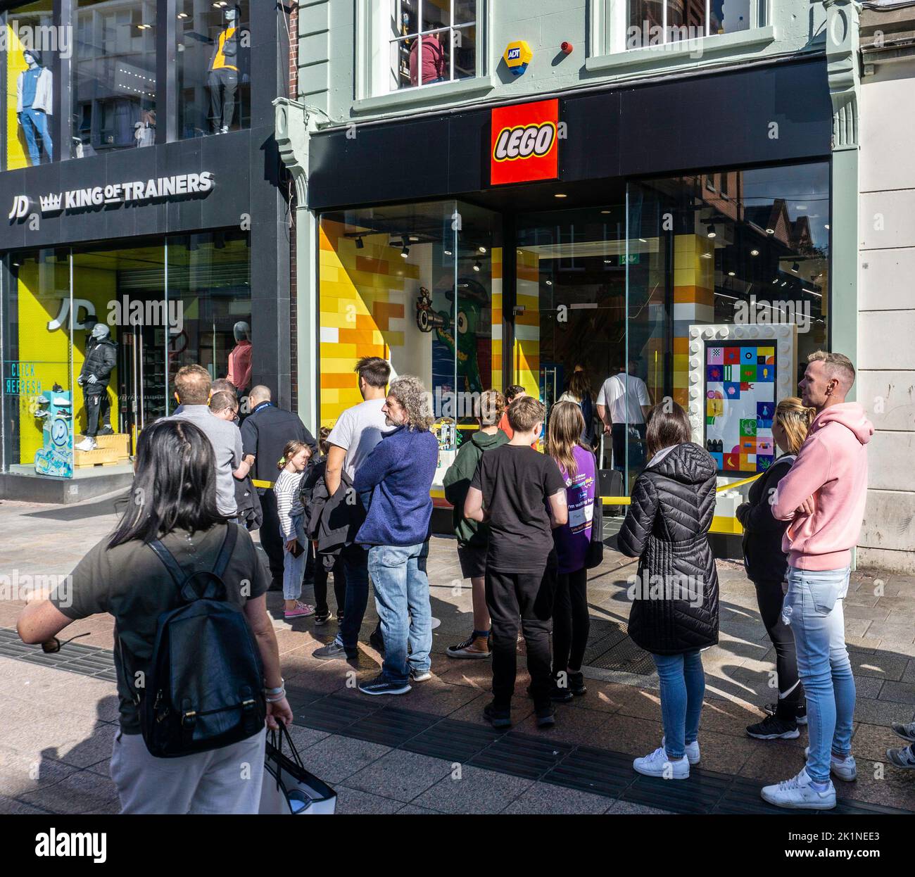 Menschen, die Schlange stehen, um den neuen Lego Store in der Grafton Street, Dublin, Irland, zu betreten, Stockfoto