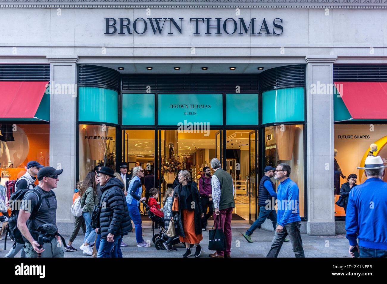 Menschen, die am Eingang des Kaufhauses Brown Thomas in der Grafton Street, Dublin, Irland, vorbeikommen. Stockfoto