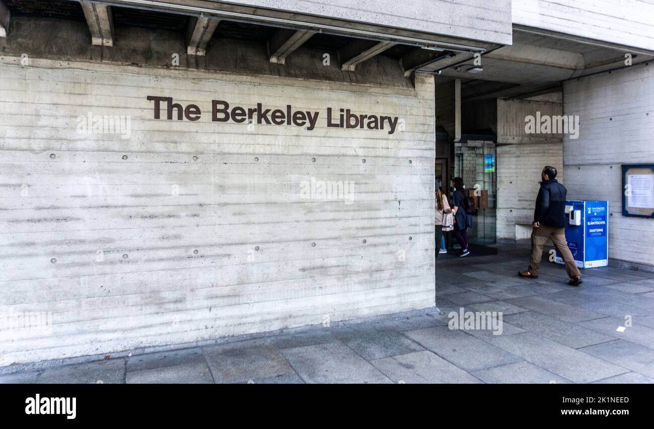 Personen, die die Berkeley Library im Trinity College Dublin betreten, war Bischof George Berkeley Sklavenbesitzer und es gibt eine Kampagne, um die Bibliothek umzubenennen Stockfoto