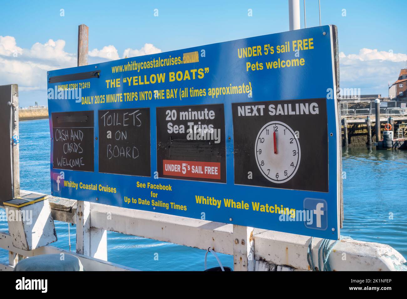 Schild für Bootsfahrten, Whitby Harbour, North Yorkshire, England, Vereinigtes Königreich. Stockfoto
