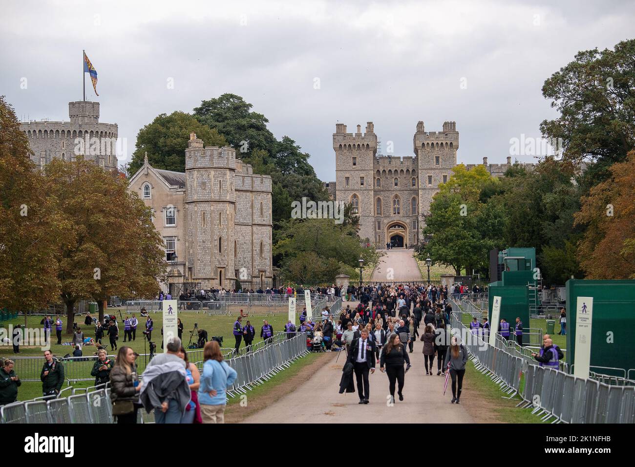 Windsor, Großbritannien. 19.. September 2022. Die Menschen auf dem langen Weg nach Hause, nachdem sie die Prozession der königlichen Beerdigung beobachtet haben, die durch die Tore von Windsor Castle führt. Quelle: Maureen McLean/Alamy Live News Stockfoto