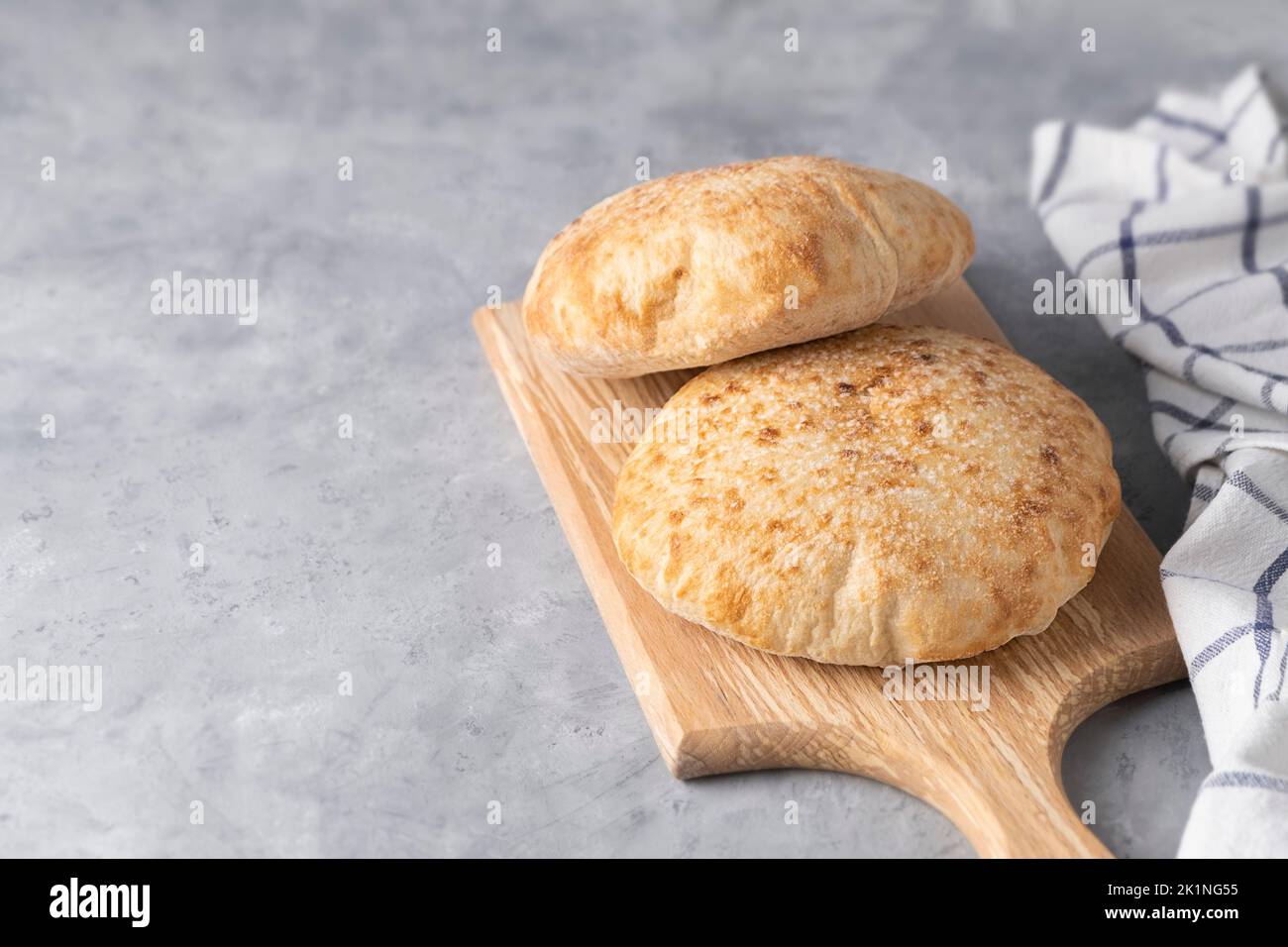 Hausgemachtes Pita-Brot auf neutralem Hintergrund mit Kopierplatz Stockfoto