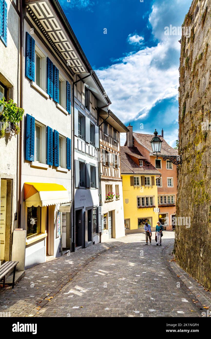 Schmale Straße (Obere Halde) mit bunten, historischen Häusern die Altstadt von Baden, Schweiz Stockfoto
