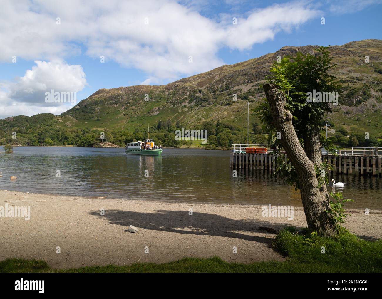 Ein Paddle Steamer macht sich bereit, in Glenridding auf dem Ullswater See anzudocken. Stockfoto