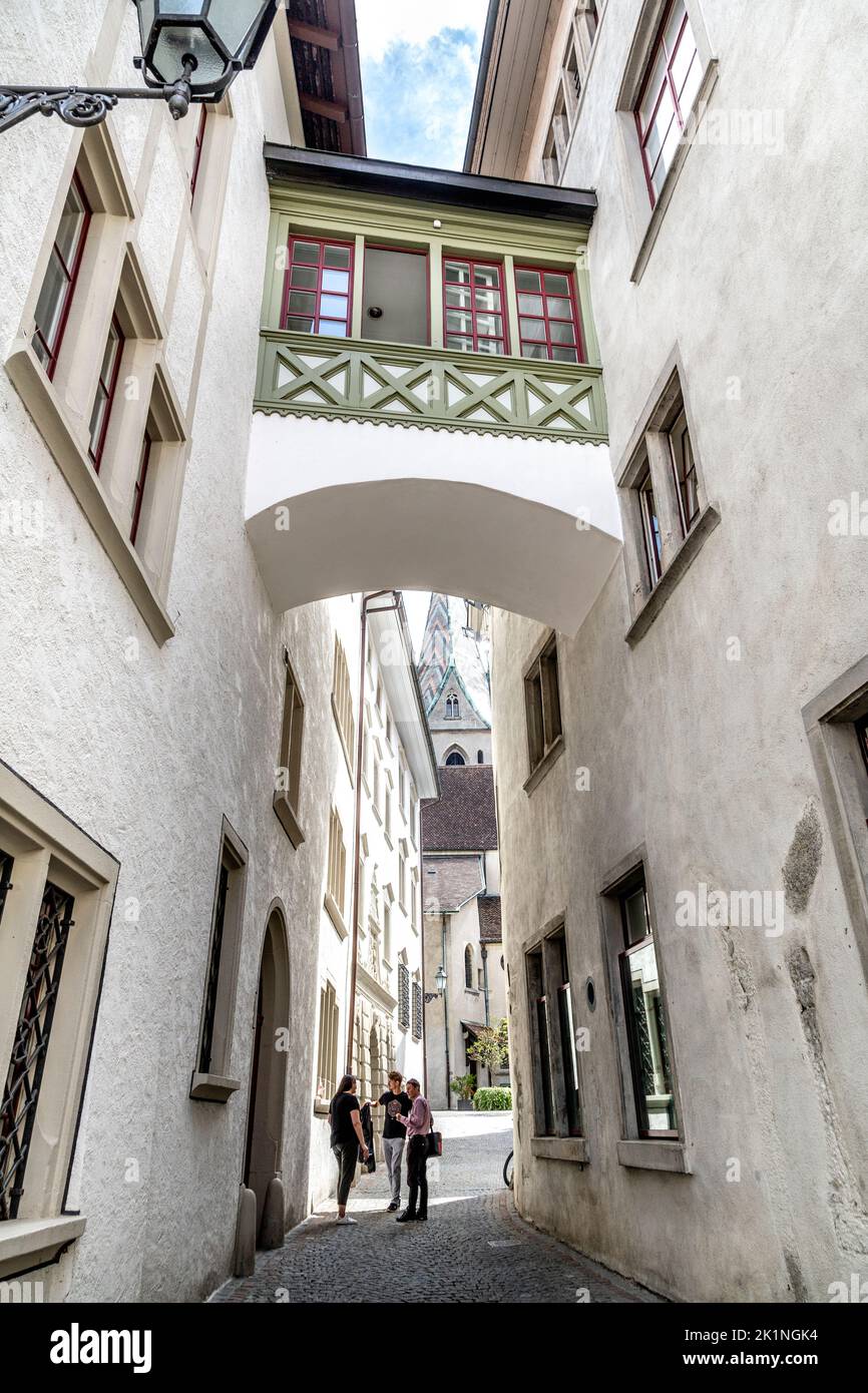 Schmale Gasse mit Bogenbrücke verbindet Gebäude, Rathausgasse, Baden, Schweiz Stockfoto