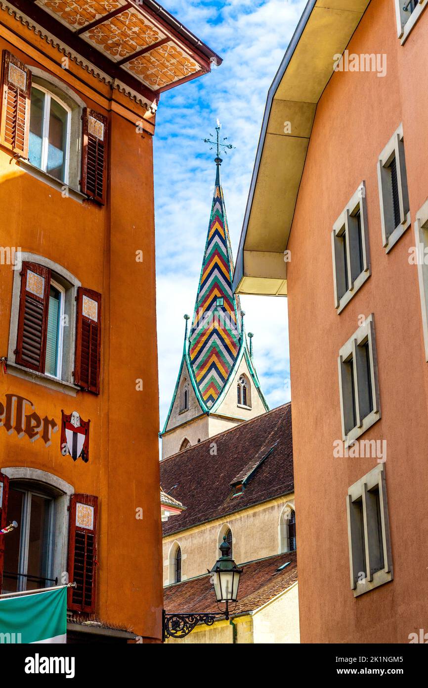Häuser und der farbenfrohe Turm der Kirche Mariä Himmelfahrt, Baden, Schweiz Stockfoto