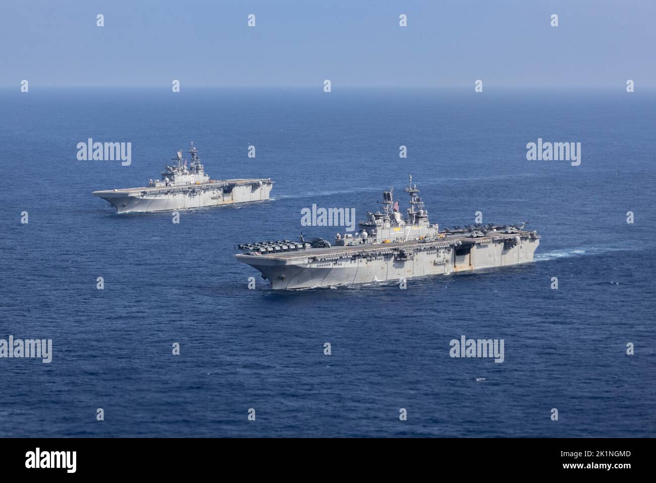 Philippine Sea, Vereinigte Staaten. 17. September 2022. Das amphibische Angriffsschiff USS Tripoli der US Navy America-Klasse segelt mit dem amphibischen Angriffsschiff USS America während einer Trainingsoperation am 17. September 2022 in der philippinischen See. Kredit: LCpl. Christopher Lape/USA Marines Photo/Alamy Live News Stockfoto