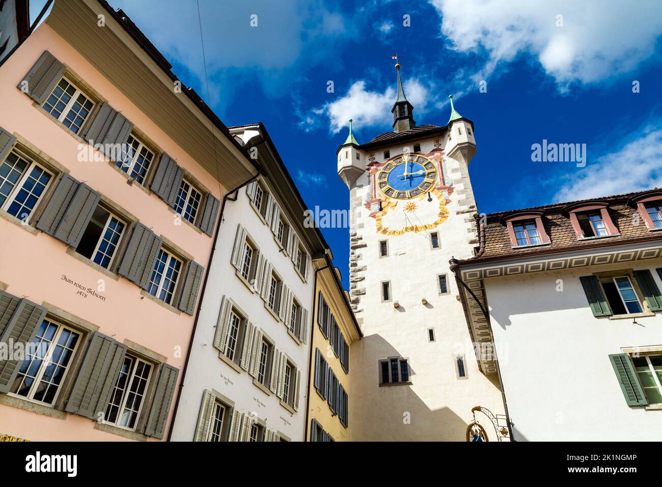 Historisches Turmtor mit blauer Uhr (Stadtturm Baden), Baden, Schweiz Stockfoto