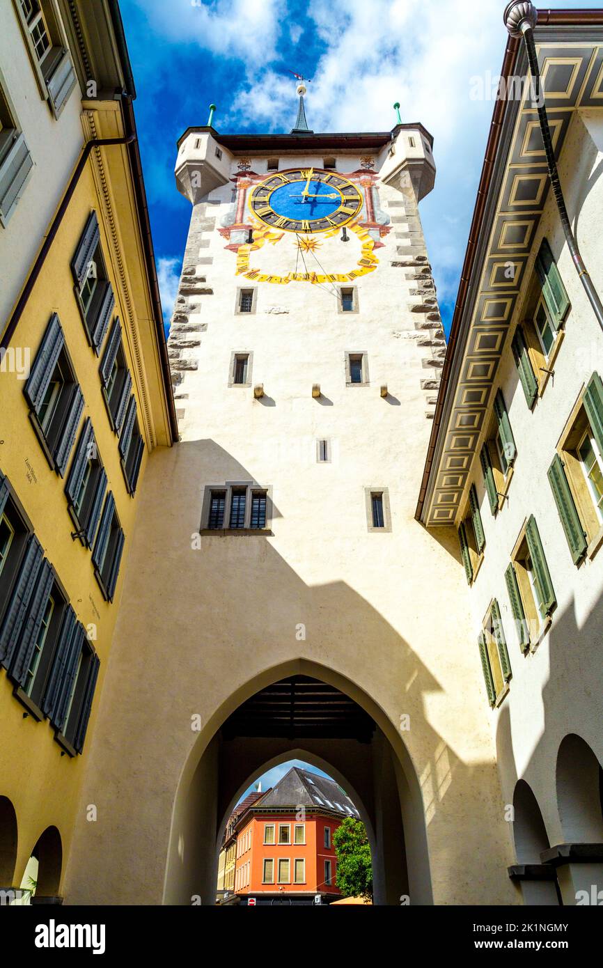Historisches Turmtor mit blauer Uhr (Stadtturm Baden), Baden, Schweiz Stockfoto