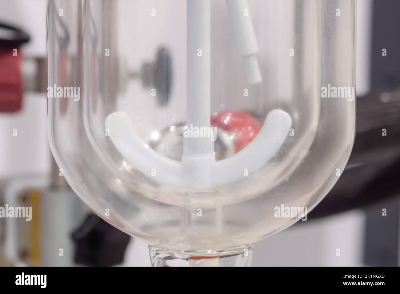 Digitaler Rührer zum Mischen von Flüssigkeiten - Laborgeräte - Nahaufnahme Stockfoto