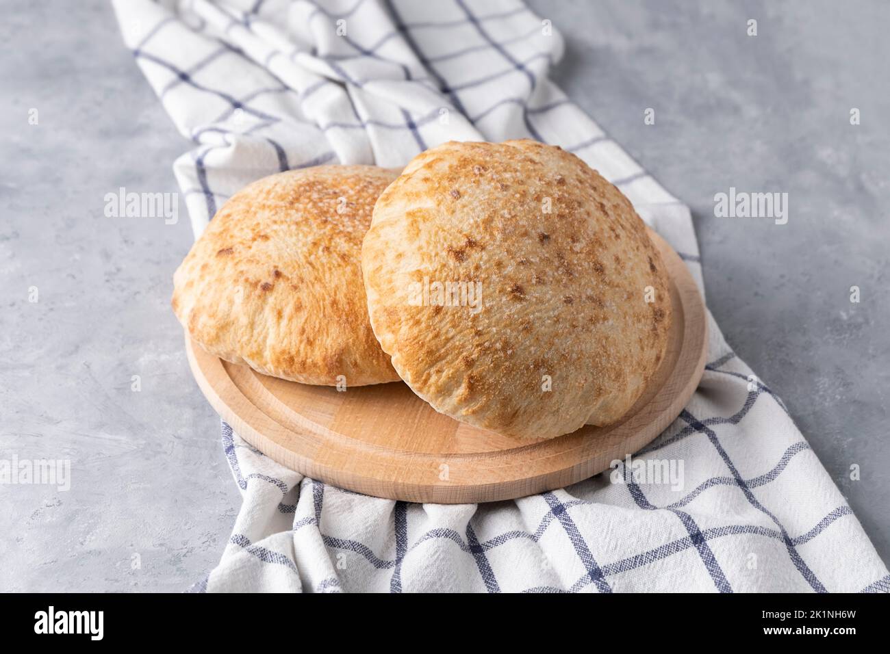 Pitabrot auf neutralem Hintergrund. Arabisches, libanesisches Brot, traditionelles Essen Stockfoto
