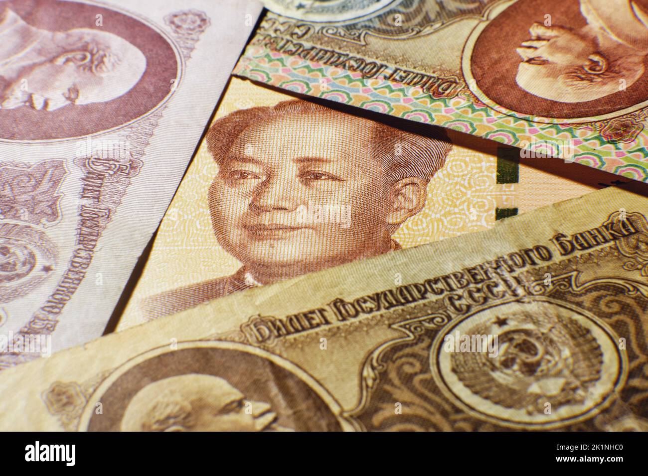 Chinesisches Yuan-Geld und Rubel der UdSSR, Porträt von Lenin und Mao Zedong aus der Nähe. Russland Geldmünze und Yuan Rechnung aus China Stockfoto
