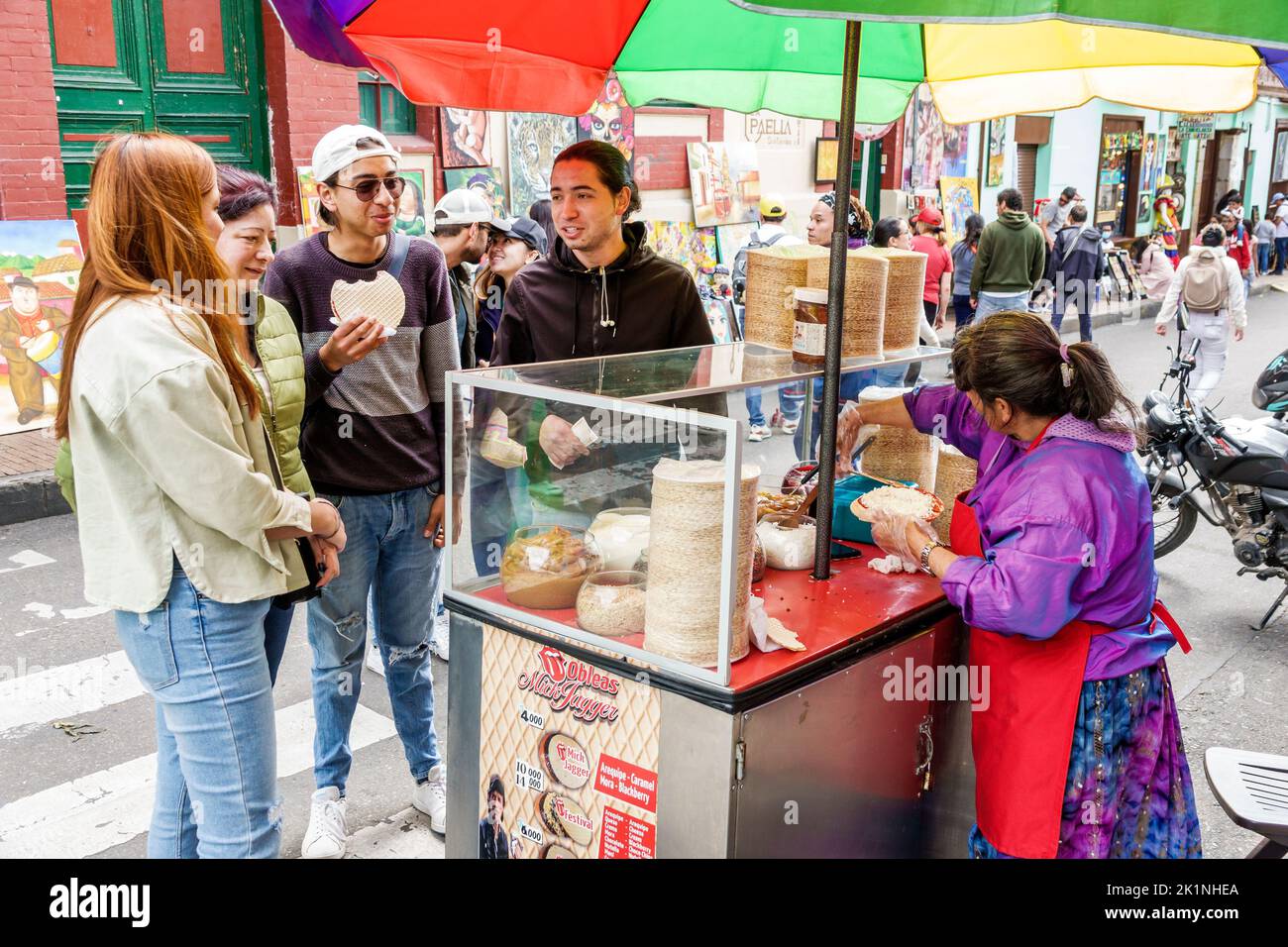 Bogota Kolumbien,La Candelaria Centro Historico zentrales historisches Stadtzentrum Calle 11,Street Food Snack Vendor cart obleas con arequipe dulc Stockfoto