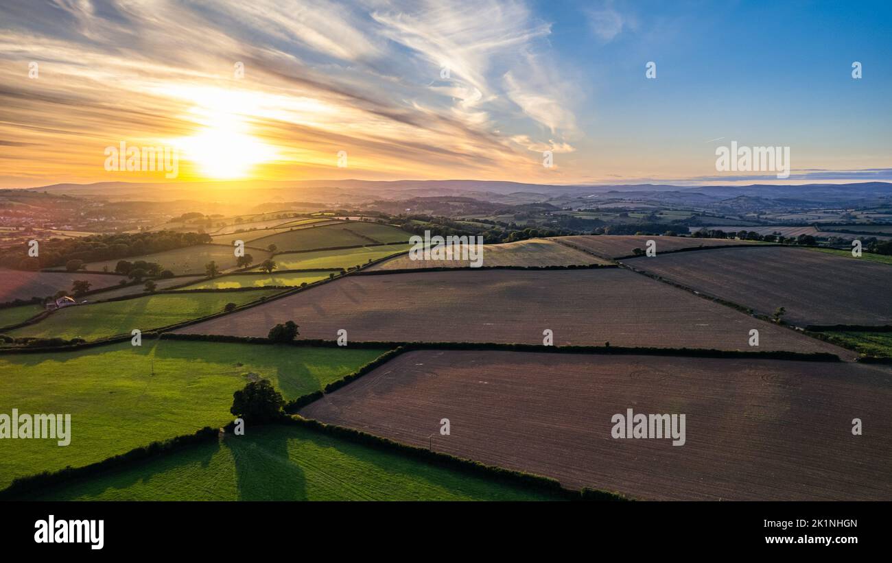 Sonnenuntergang über Ackerland und Feldern von einer Drohne, Devon, England, Europa Stockfoto