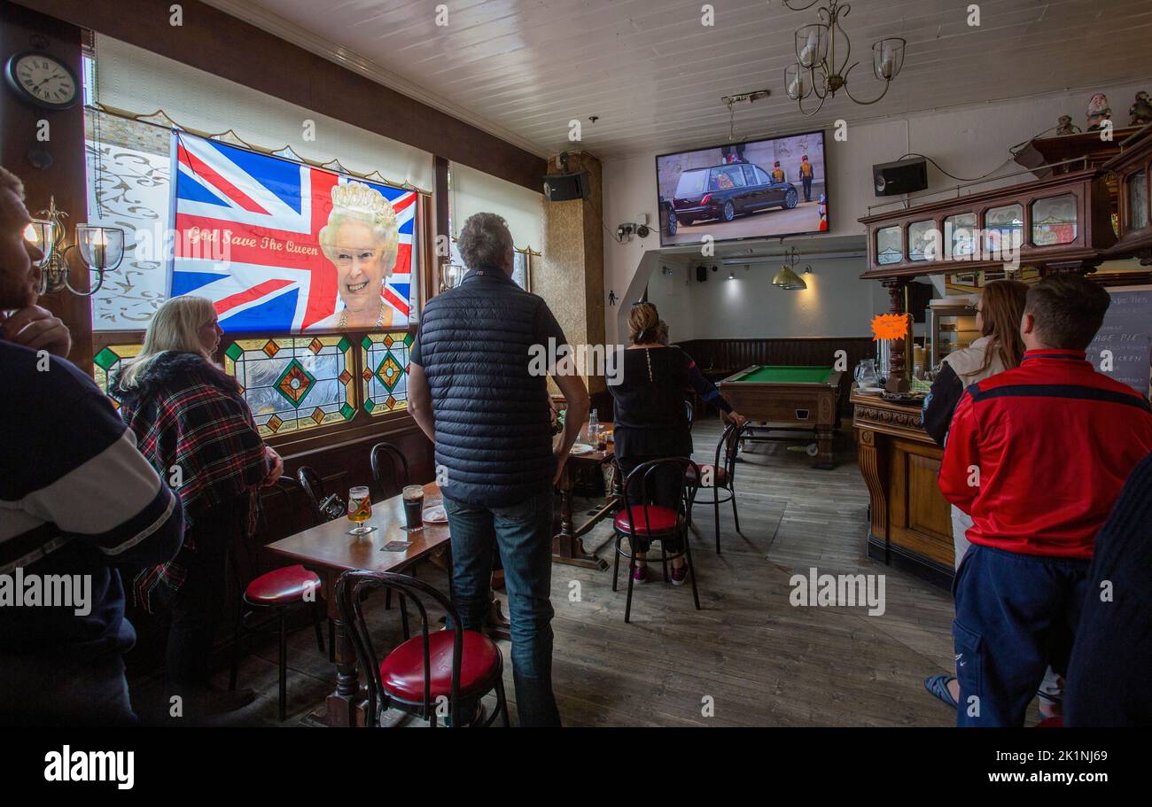 London, Großbritannien, Montag, 19.. September 2022. Kunden, die das Staatsfuneral von Queen Elizabeth II vom Turners Old Star Pub in East London aus beobachten. Königin Elizabeth II., Großbritanniens am längsten regierende Monarchin, starb am 8. September 2022, nach 70 Jahren auf dem Thron. Sie war 96 Jahre alt.Foto Horst A. Friedrichs Alamy Live News Stockfoto