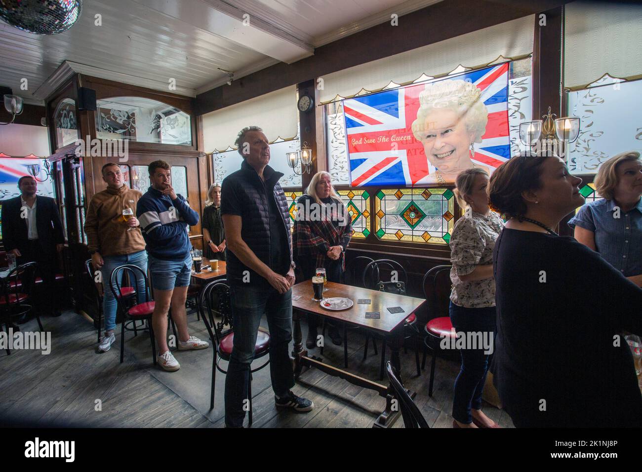 London, Großbritannien, Montag, 19.. September 2022. Kunden, die das Staatsfuneral von Queen Elizabeth II vom Turners Old Star Pub in East London aus beobachten. Königin Elizabeth II., Großbritanniens am längsten regierende Monarchin, starb am 8. September 2022, nach 70 Jahren auf dem Thron. Sie war 96 Jahre alt.Foto Horst A. Friedrichs Alamy Live News Stockfoto