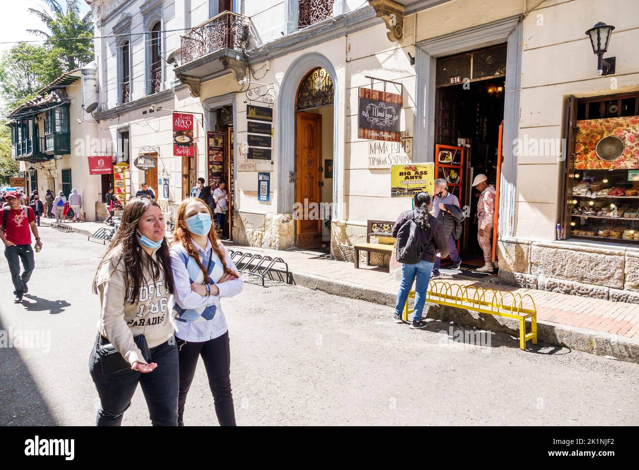 Bogota Kolumbien,La Candelaria Centro Historico zentrales historisches Stadtzentrum Calle 11,Fußgänger Fußgänger paar Paare zu Fuß Frau wo Stockfoto
