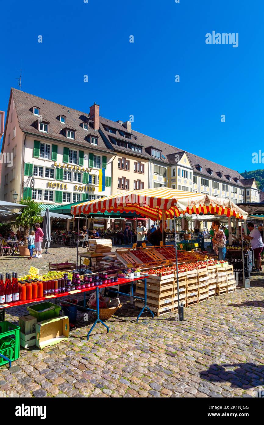 Frischobst- und Saftstand auf dem Münstermarkt auf dem Münsterplatz, Freiburg im Breisgau, Deutschland Stockfoto