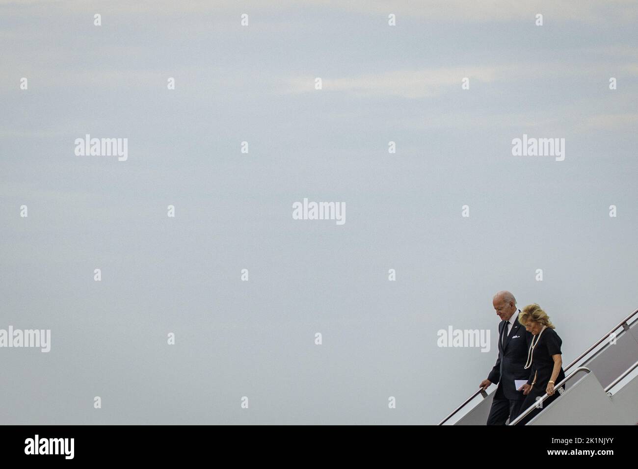 Washington, Usa. 19. September 2022. Präsident Joe Biden und First Lady Jill Biden entplanen die Air Force One am Montag, den 19. September 2022, auf der Joint Base Andrews, Maryland. Biden hat angekündigt, dass die US-Streitkräfte Taiwan vor einem „beispiellosen Angriff“ verteidigen werden, da seine Regierung versucht, China davon abzuhalten, den militärischen Druck auf die demokratisch gewählte Regierung in Taipei zu erhöhen. Foto von Samuel Corum/UPI Credit: UPI/Alamy Live News Stockfoto