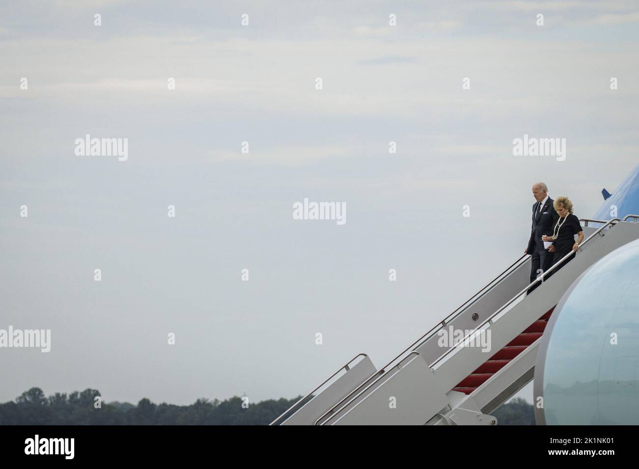 Washington, Usa. 19. September 2022. Präsident Joe Biden und First Lady Jill Biden entplanen die Air Force One am Montag, den 19. September 2022, auf der Joint Base Andrews, Maryland. Biden hat angekündigt, dass die US-Streitkräfte Taiwan vor einem „beispiellosen Angriff“ verteidigen werden, da seine Regierung versucht, China davon abzuhalten, den militärischen Druck auf die demokratisch gewählte Regierung in Taipei zu erhöhen. Foto von Samuel Corum/UPI Credit: UPI/Alamy Live News Stockfoto