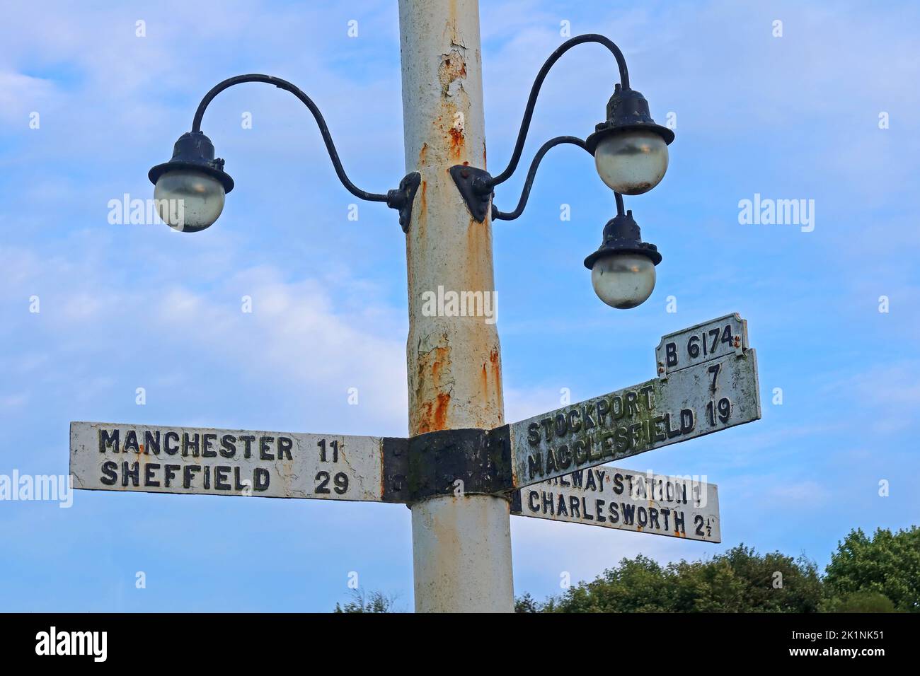 Fingerpfosten im Zentrum von Mottram in Longdendale, Hyde, Tameside, Manchester, England, Großbritannien, SK14 6JL Stockfoto