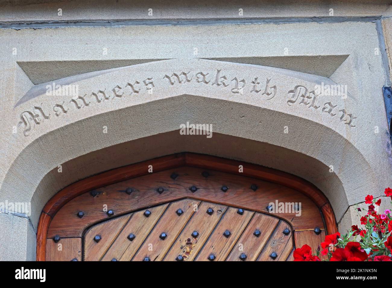 Bildunterschrift über der Tür, Manners Makyth man, über Mottram Old School, Dorf Mottram in Longdendale, Hyde, Tameside, Manchester, England, Großbritannien, SK14 6JL Stockfoto