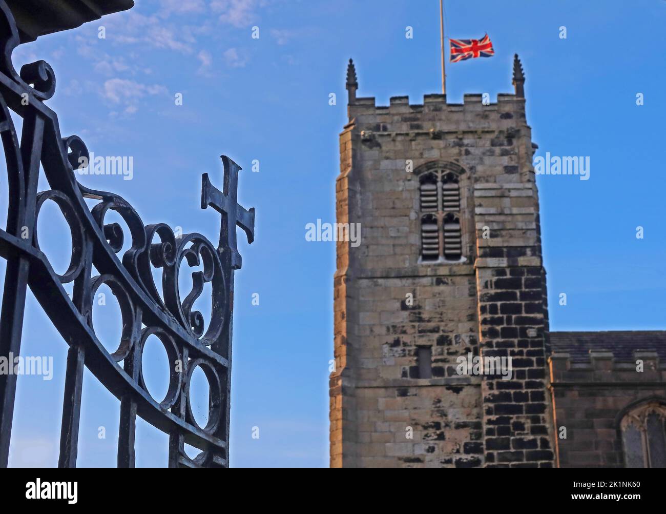 St Michael and All Angels Church, Mottram Parish, mit Blick auf das Dorf Mottram in Longdendale, Hyde, Tameside, Manchester, England, Großbritannien, SK14 6JL Stockfoto
