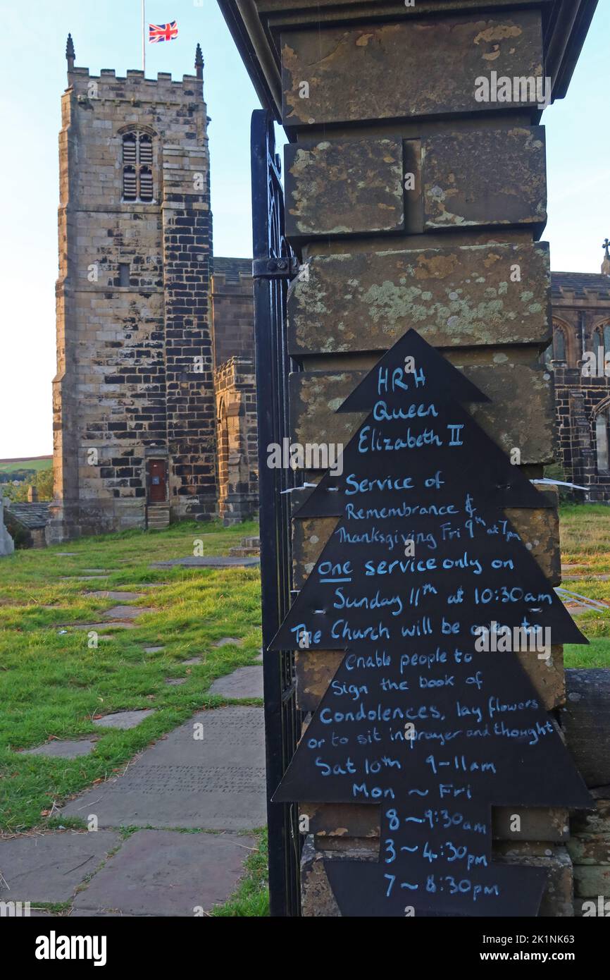 St Michael and All Angels Church, Mottram Parish, mit Blick auf das Dorf Mottram in Longdendale, Hyde, Tameside, Manchester, England, Großbritannien, SK14 6JL Stockfoto