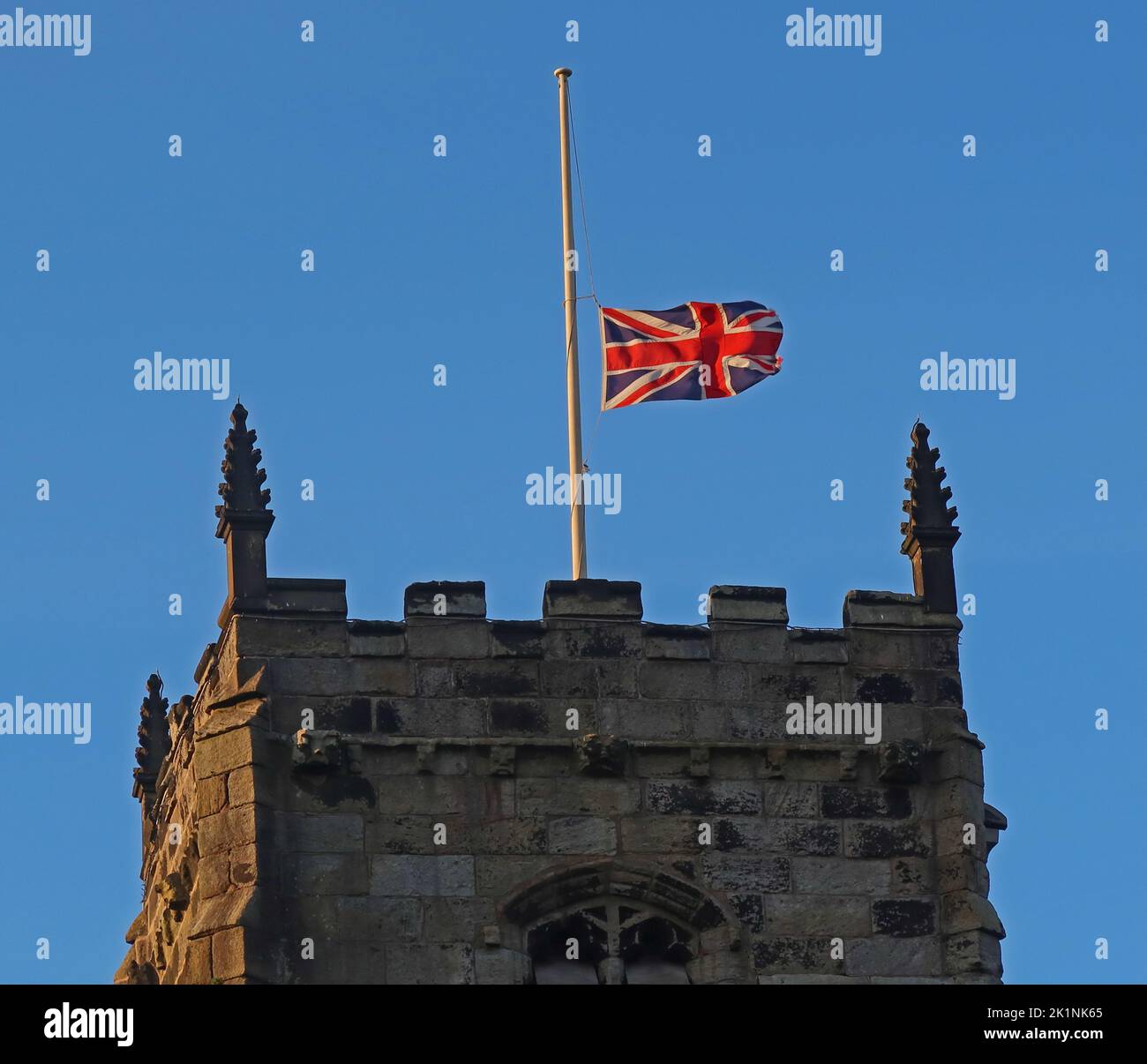 St Michael and All Angels Church, Mottram Parish, mit Blick auf das Dorf Mottram in Longdendale, Hyde, Tameside, Manchester, England, Großbritannien, SK14 6JL Stockfoto