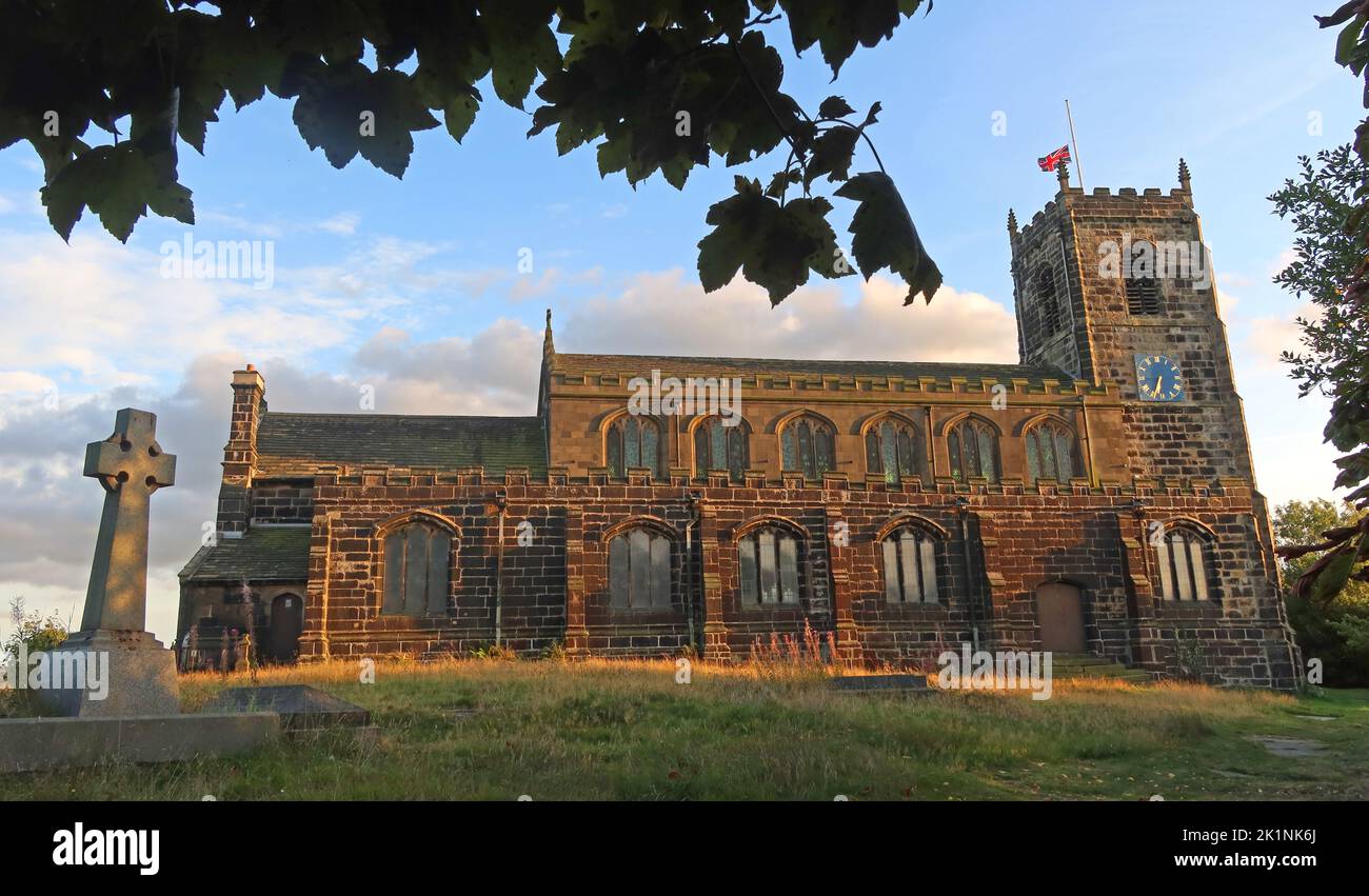 St Michael and All Angels Church, Mottram Parish, mit Blick auf das Dorf Mottram in Longdendale, Hyde, Tameside, Manchester, England, Großbritannien, SK14 6JL Stockfoto