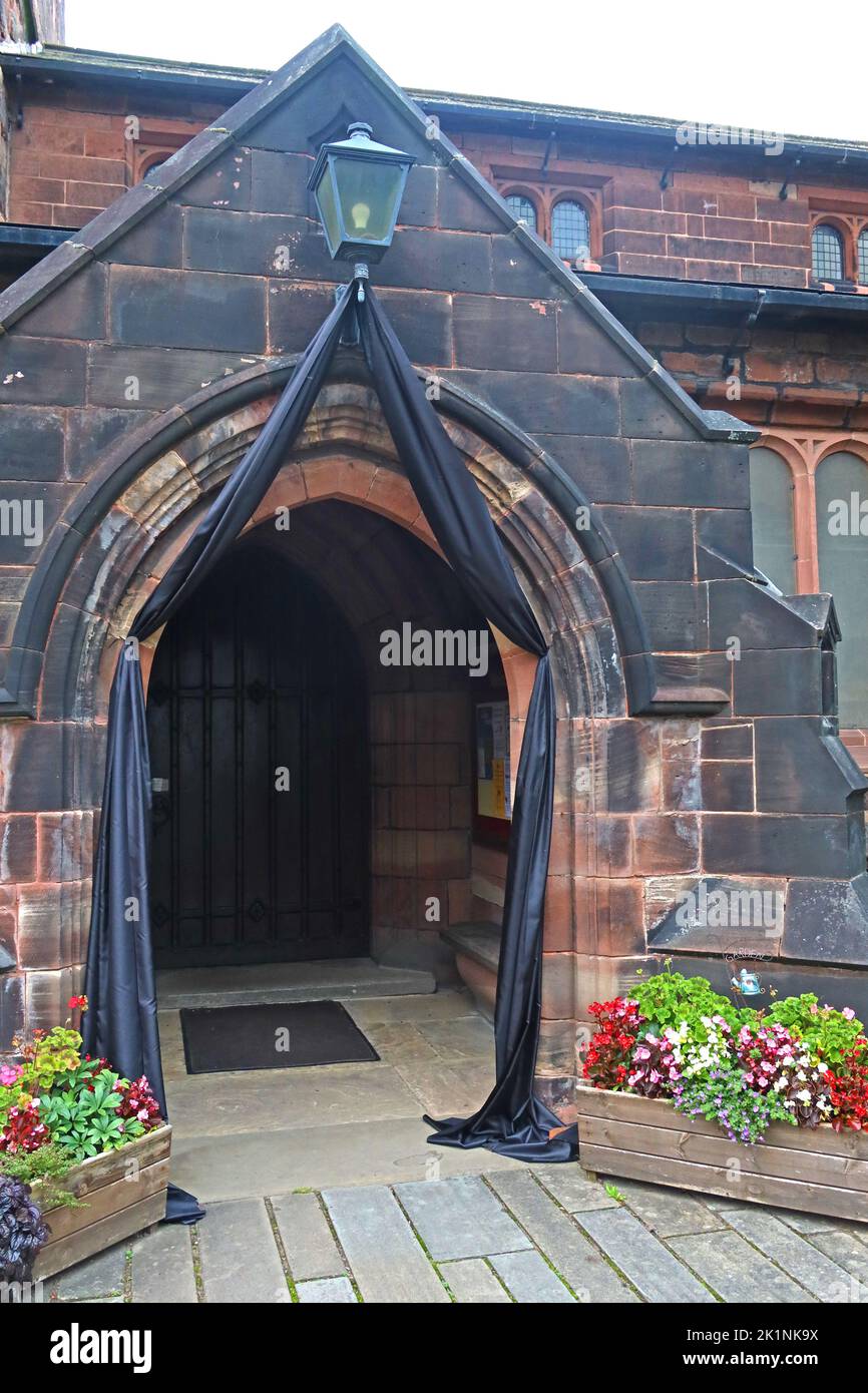 Eintritt zur St. Wilfrids Kirche, mit schwarzem Stoff bedeckt, Church Lane Grappenhall, Warrington, Cheshire, England, UK, WA4 3EP Stockfoto