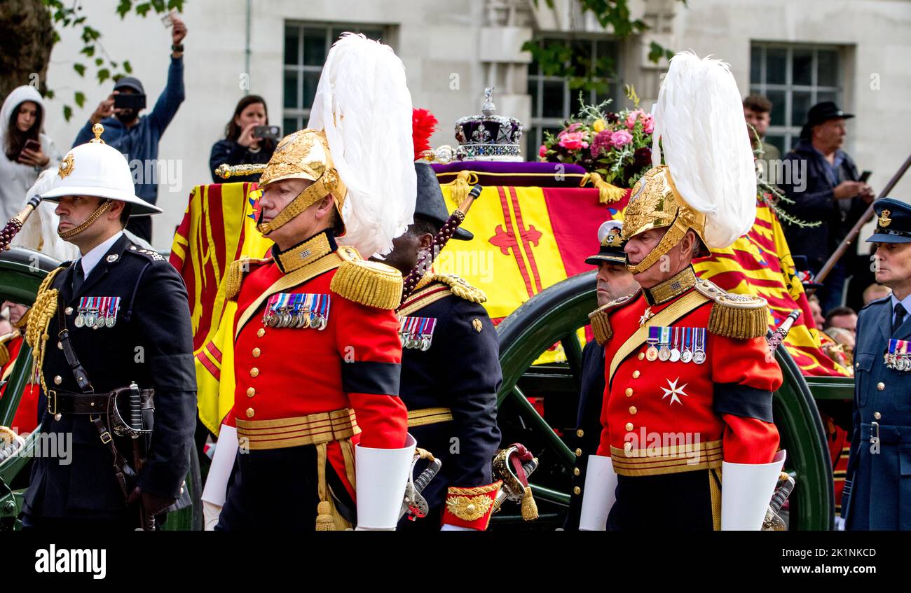 Westminster, London, Großbritannien. 19. September 2022. Die kaiserliche Staatskrone auf dem Sarg von Königin Elizabeth II. Kredit: Newspics UK London/Alamy Live Nachrichten Stockfoto
