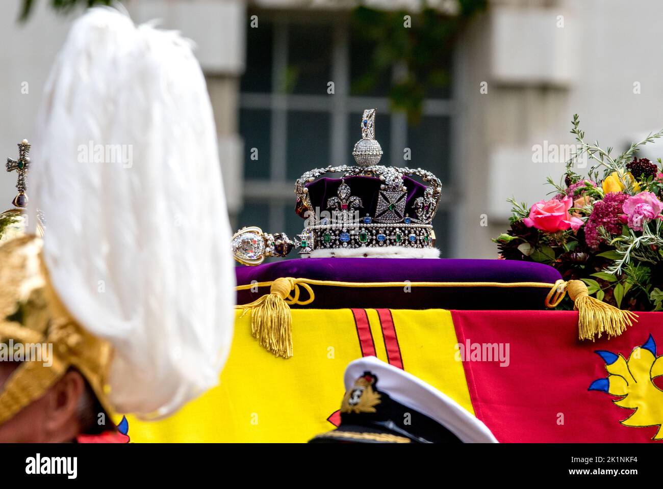 Westminster, London, Großbritannien. 19. September 2022. Die kaiserliche Staatskrone auf dem Sarg von Königin Elizabeth II. Kredit: Newspics UK London/Alamy Live Nachrichten Stockfoto