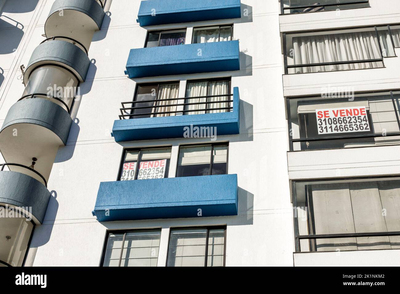 Bogota Kolumbien,Calle 24a Ciudad Saliter,Kondominium Wohnung außerhalb außen se vende zum Verkauf Schild Fenster spanische Sprache,Kolumbianische Kolumbianer Hallo Stockfoto