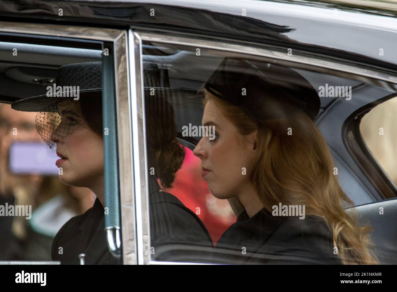 Westminster, London, Großbritannien. 19. September 2022. Prinzessinnen Beatrice und Eugenie, Töchter von Prinz Andrew und Sarah Ferguson auf dem Beerdigung von Königin Elizabeth II.. Kredit: Newspics UK London/Alamy Live Nachrichten Stockfoto