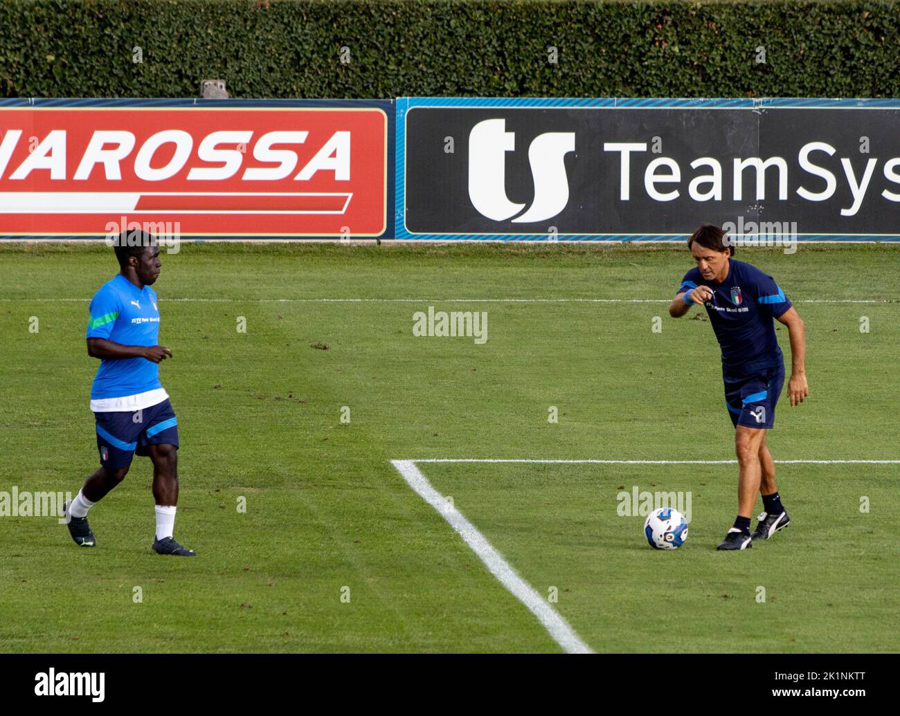 Florenz, Italien. 19. September 2022. Cheftrainer Roberto Mancini und Wilfried Gnonto während der Pressekonferenz und der Italien-Trainingseinheit, andere in Florenz, Italien, September 19 2022 Quelle: Independent Photo Agency/Alamy Live News Stockfoto