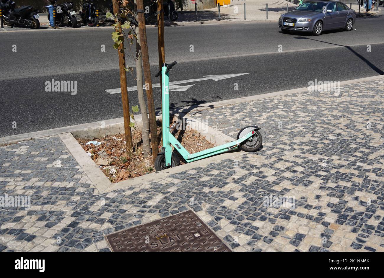Lissabon, Portugal - September 2022: Ausrangierter Bolt-Elektromieter. Bolt ist ein estnisches Mobilitätsunternehmen, das ein Fahrzeug zum Verleih anbietet, micromobil Stockfoto